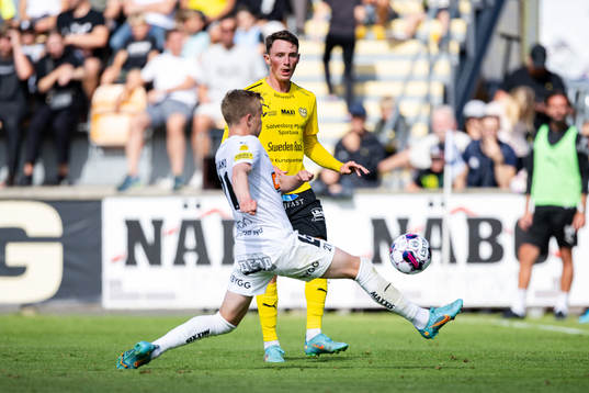 Mjällbys Noah Persson och Häckens Tomas Olai Totland