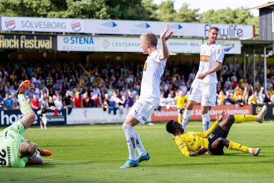 Mjällbys Silas Nwankwo reagerar