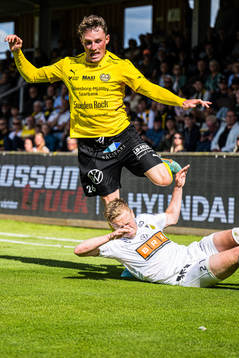 Mjällbys Noah Persson och Häckens Tomas Totland