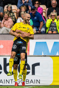 Mjällbys Carlos Moros Gracia lyfter upp Mjällbys Viktor