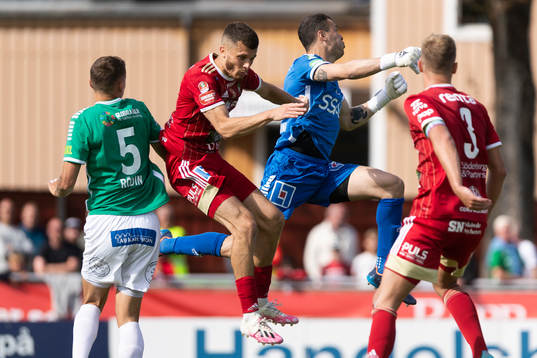 Skövdes Yohann Fellrath och Brages målvakt Andre