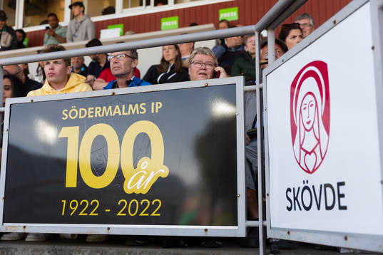En skylt med texten ”Södermalms IP 100 år”