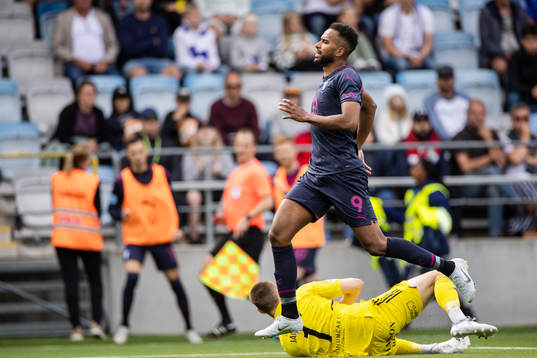Malmö FFs Isaac Kiese Thelin mot IFK Norrköpings målvakt
