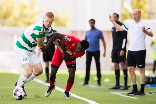 Västerås David Engström och Landskronas Ousmane Diawara