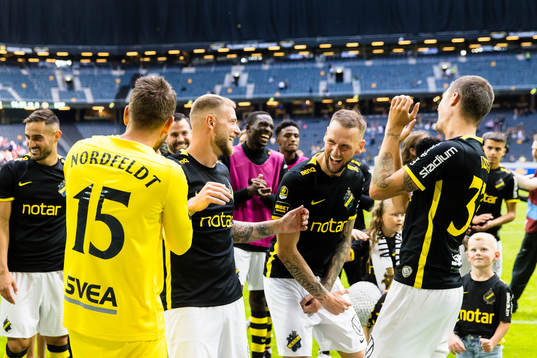 s John Guidetti, Alexander Milosevic och Mikael Lustig ser