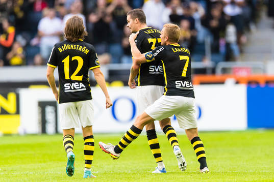 s Mikael Lustig (2:a höger) gör 1-0 och gratuleras av