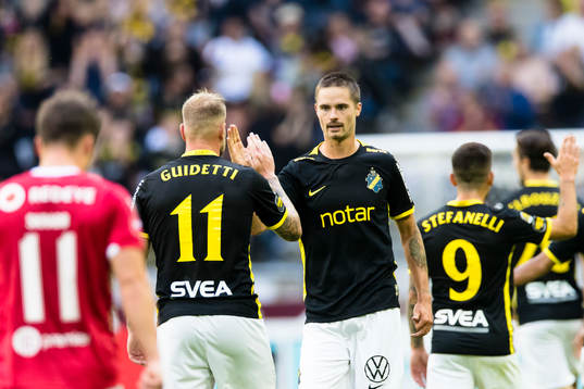 s Mikael Lustig gratuleras av John Guidetti