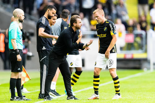 s tränare Bartosz Grzelak ger direktiv till AIK:s