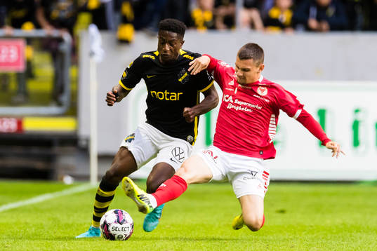s Josafat Mendes i kamp om bollen med Kalmars Isak Bjerkebo