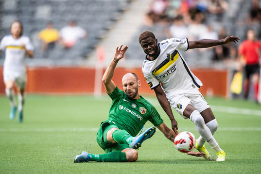 Sergiy Yavorskyy of Vorskla Poltava and Benjamin Mbunga