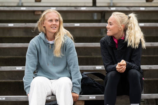 Molly Johansson som spelar fotboll i BK Häcken och systern