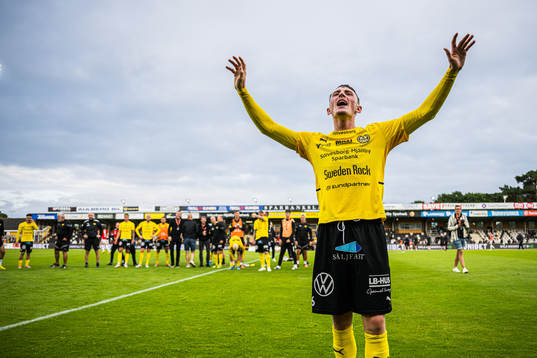 Mjällbys Noah Persson jublar