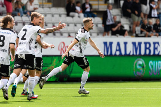 Örebros Erik Björndahl jublar