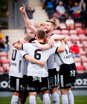 Örebros Daniel Gustavsson gör 2-0 och jublar med Axel