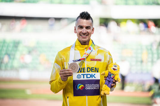 Perseus Karlström of Sweden with his bronze medal at the