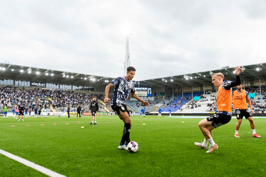 IFK Göteborgs Alexander Jallow värmer upp