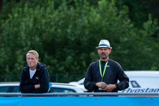 Stefan Holm, f.d. höjdhoppare tittar på när Melwin Lycke
