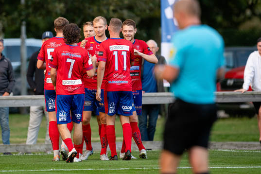 Tvååkers spelare jublar
