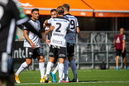 Örebros Jiloan Hamad jublar med lagkamrater