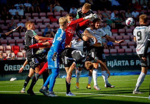 Hörna i slutet på med Örebros målvakt William Eskelinen