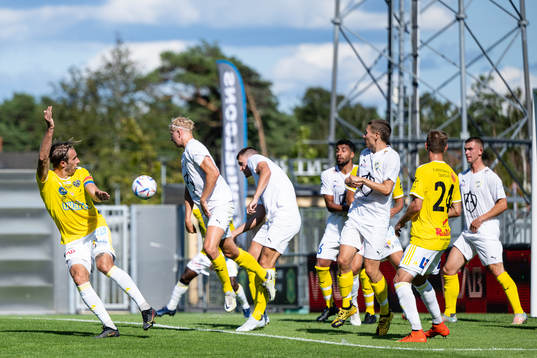 Falkenbergs Tobias Karlsson med målchans