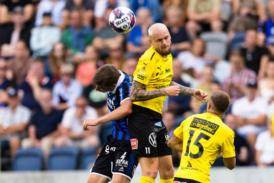 Sirius Filip Olsson i kamp om bollen med Mjällbys Adam