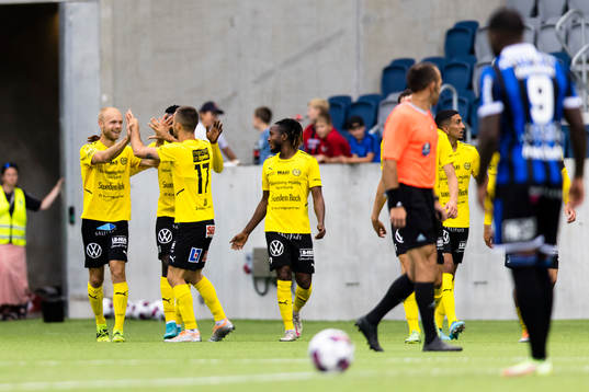 Mjällbys Viktor Gustafson gör 0-1 och gratuleras av