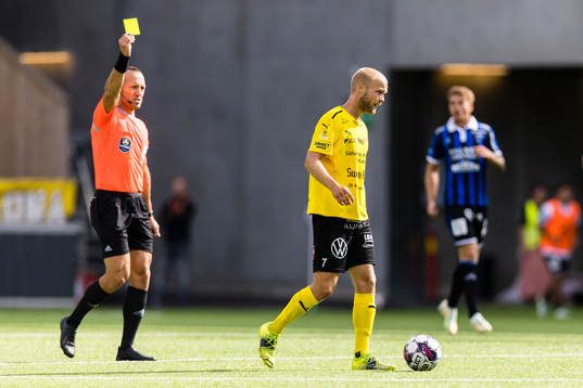 Domare Kaspar Sjöberg ger en varning till Mjällbys Viktor