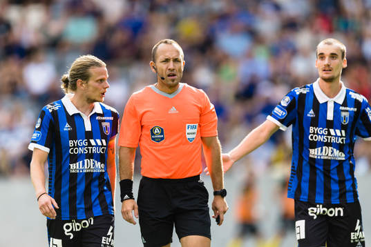 Sirius Tim Björkström diskuterar med domare Kaspar