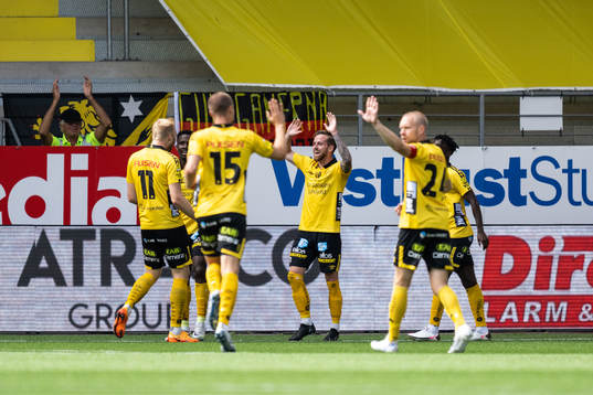 Elfsborgs Rasmus Alm jublar med lagkamrater