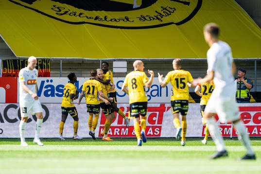 Elfsborgs Michael Baidoo jublar med lagkamrater