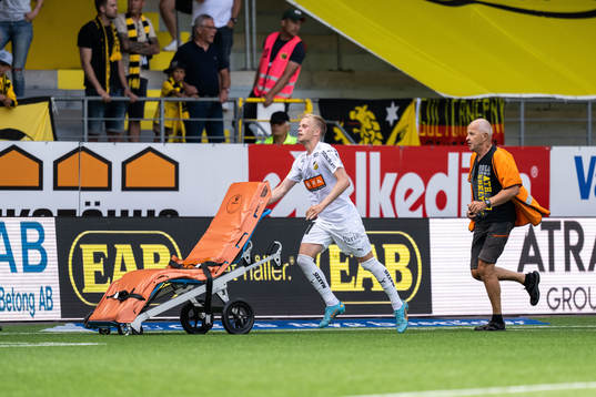 Häckens Tomas Olai Totland springer med bår till