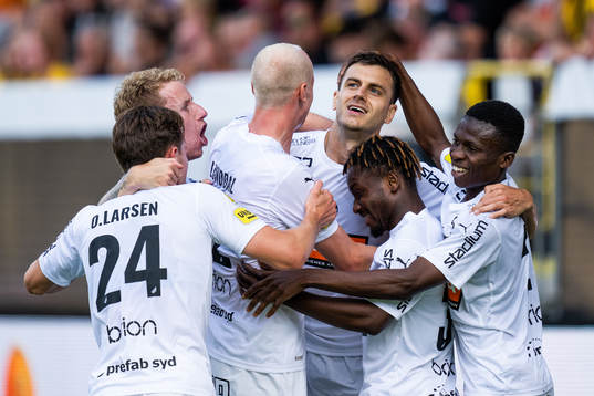 Häckens Alexander Jeremejeff (mitten) jublar med Lars