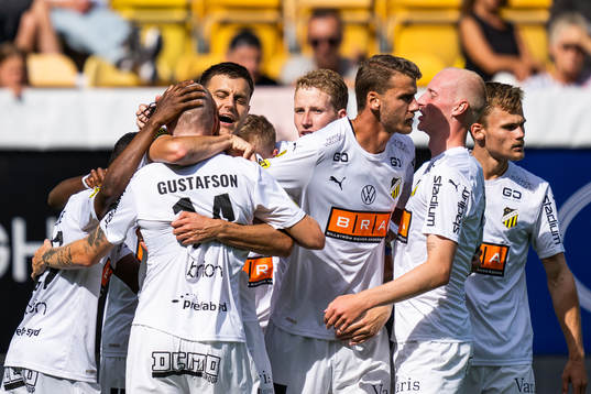 Häckens Alexander Jeremejeff jublar med Simon Gustafson,