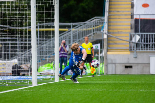 Örebros målvakt William Eskelinen räddar en straff