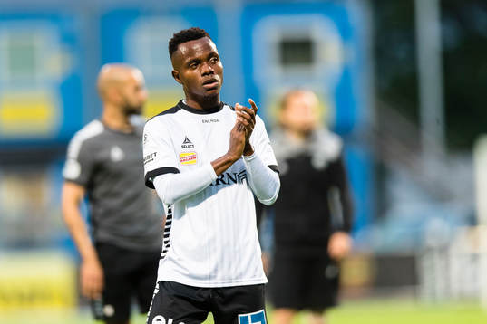 Örebros Alfred Olatomi Olaniyan tackar publiken