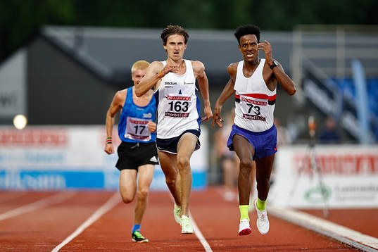 Vinnare i 10 000 m Simon Sundström IFK Lidingö och tvåan