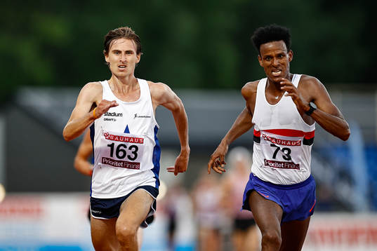 Vinnare i 10 000 m Simon Sundström IFK Lidingö och tvåan