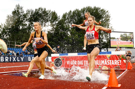 Vinnare i 3000 m hinder Linn Söderholm Sävedalens AIK