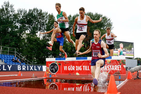 Fredrik Johansson IK Akele och vinnare i 3000 m hinder Emil