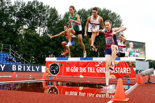 Fredrik Johansson IK Akele i 3000 m hinder Emil Blomberg