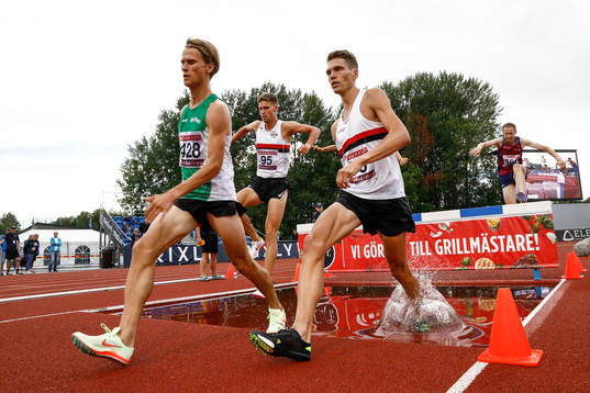 Vinnare i 3000 m hinder Emil Blomberg  Hässelby SK
