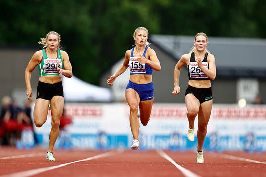 Wilma Svenson Oskarshamns SK, vinnaren Julia Henriksson IFK