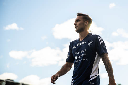 IFK Norrköpings Viktor Agardius värmer upp
