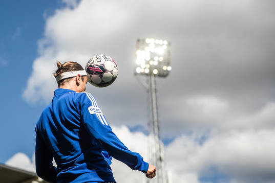 IFK Norrköpings Jonathan Levi värmer upp