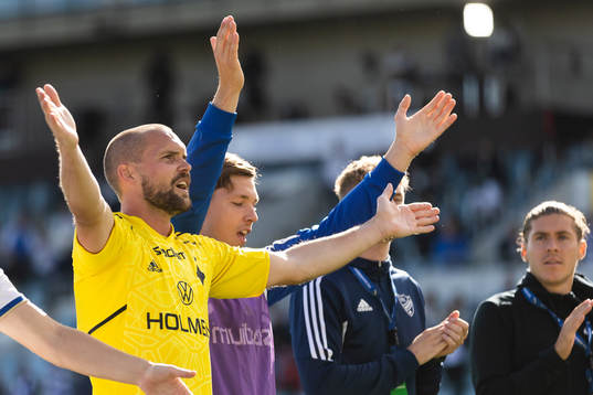 IFK Norrköpings målvakt Oscar Jansson jublar