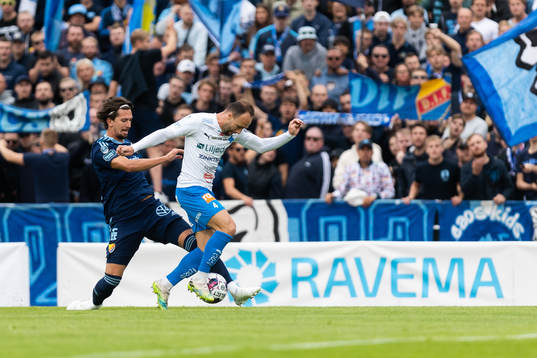 Djurgårdens Gustav Wikheim och Värnamos Evaldo Nascimento