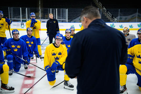 Jonathan Lekkerimäki listens to head coach Tomas Montén