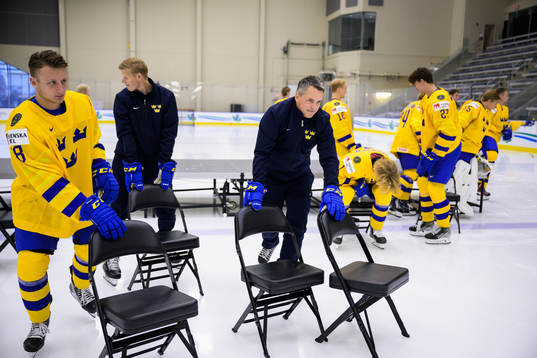 Oskar Magnusson and head coach Tomas Montén of Sweden at a