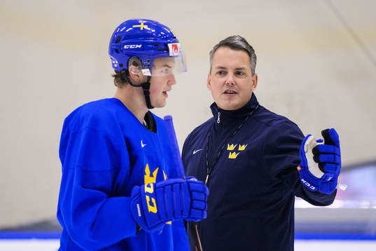 Oskar Olausson and head coach Tomas Montén of Sweden at a